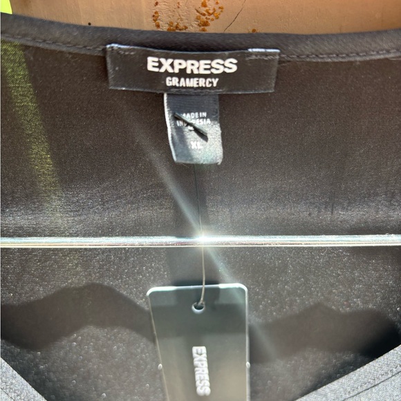 ☀️NWT☀️ Express Gramercy Black V-neck Top Sz XL - Picture 5 of 11